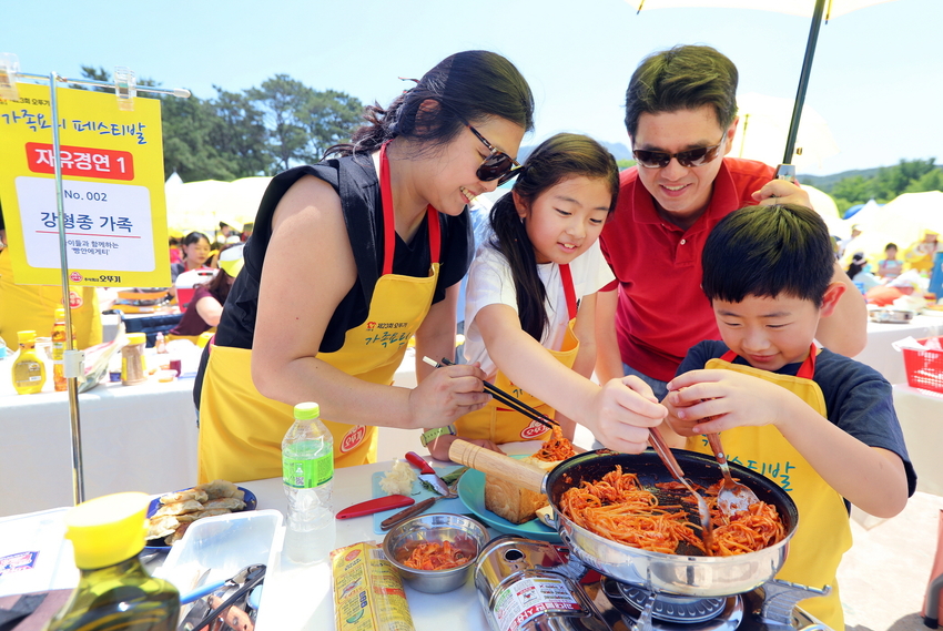 오뚜기가 오는 5월 11일 과천 서울랜드 피크닉장에서 개최되는 국내 최대 요리축제인 ‘스위트홈 제24회 오뚜기 가족요리 페스티발’ 참가가족을 모집한다. (출처 : 오뚜기)