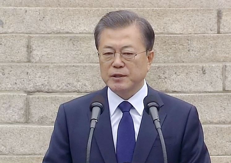 (문재인 대통령이 1일 배화여자고등학교에서 열린 기념식에 참석해 기념사를 하고 있다. 