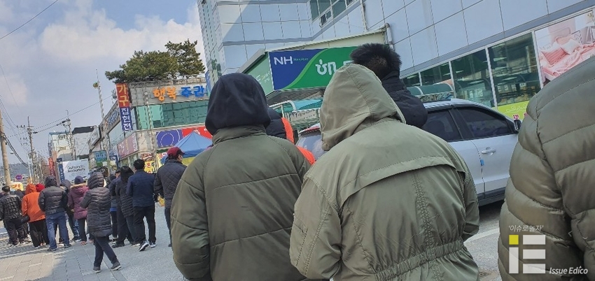 경기도 모 읍내 소재 하나로마트에서 마스크를 사기 위해 사람들이 줄을 서고 있다. 