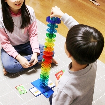 개학이 연기돤 아이들이 집에서 장난감으로 놀고 있다. (출처: 롯데쇼핑)