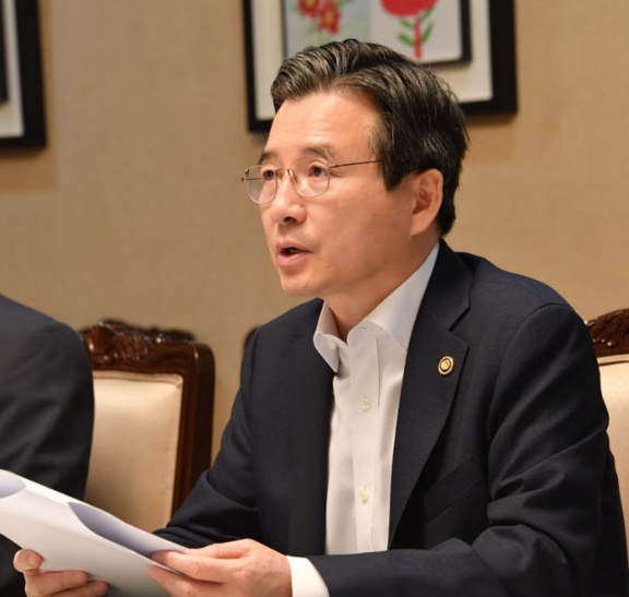 기획재정부 김용범 1차관이 24일 정부서울청사에서 열린 '혁신성장 전략점검회의 겸 정책점검회의'를 주재하며 모두발언을 하고 있다. (출처: 기획재정부)