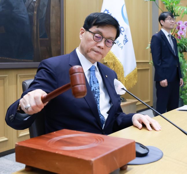 한국은행 이창용 총재가 17일 오전 서울 중구 한국은행에서 열린 금융통화위원회 본회의에서 기준금리를 결정하고 의사봉을 치고 있다. (출처: 한국은행)