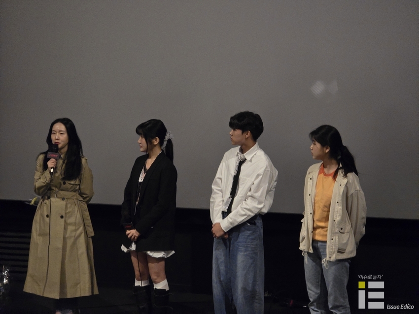 배우 겸 연출자 이정현 씨가 GV에서 첫 연출작 '꽃놀이 간다'에 대해 설명하고 있다.