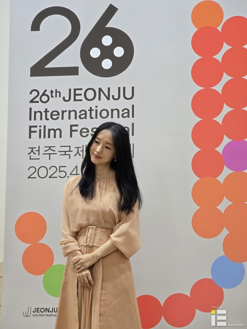 지난 2일 열린 전주에서 열린 'J 스페셜: 올해의 프로그래머' 기자간담회 중 배우 이정현 씨가 포토존에 선 모습.