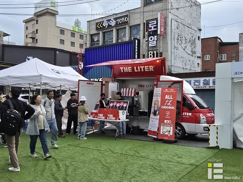 올해 열린 전주국제영화제 기간 오거리 문화광장에 설치된 더리터 커피트럭. 