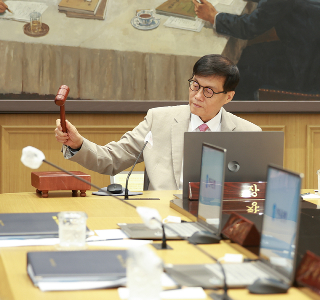 10일 한국은행 이창용 총재가 하반기 첫 통화정책방향 결정회의에서 의사봉을 두드리고 있다. (출처: 한국은행)
