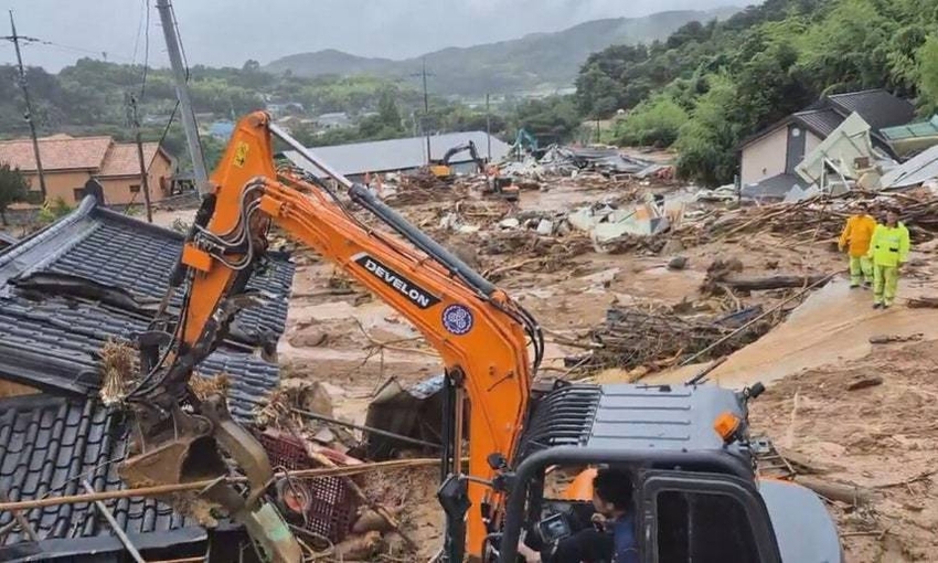 지난 19일 오후 폭우로 발생한 산사태로 주택이 매몰돼 주민 3명이 실종된 경남 산청군 산청읍 부리마을에서 소방원들이 굴착기를 투입, 인명 수색에 나서고 있다. (출처: 경남소방본부)