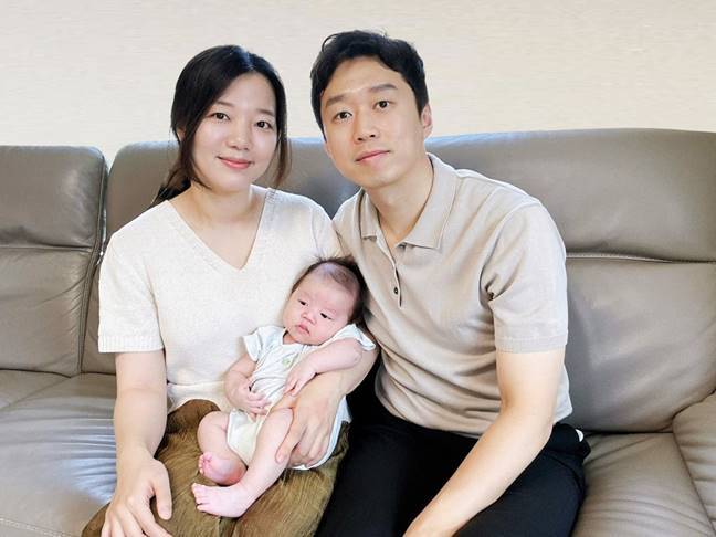 지난달 출산으로 1000만원의 ‘육아동행지원금’을 받은 원소라 아워홈 책임(왼쪽) 가족. (출처: 아워홈)