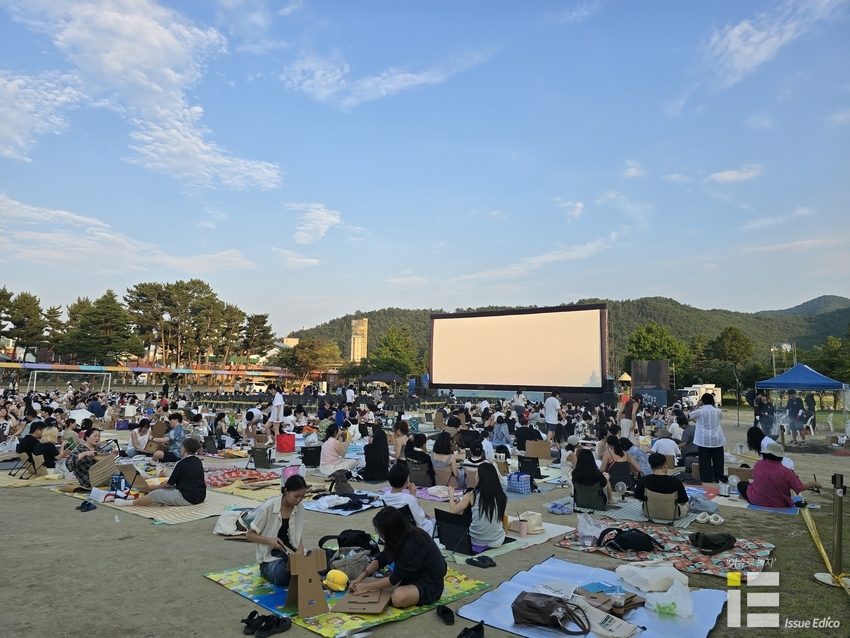 지난 2일 정동진 정동초등학교에서 열린 정동진영화제 전경. 