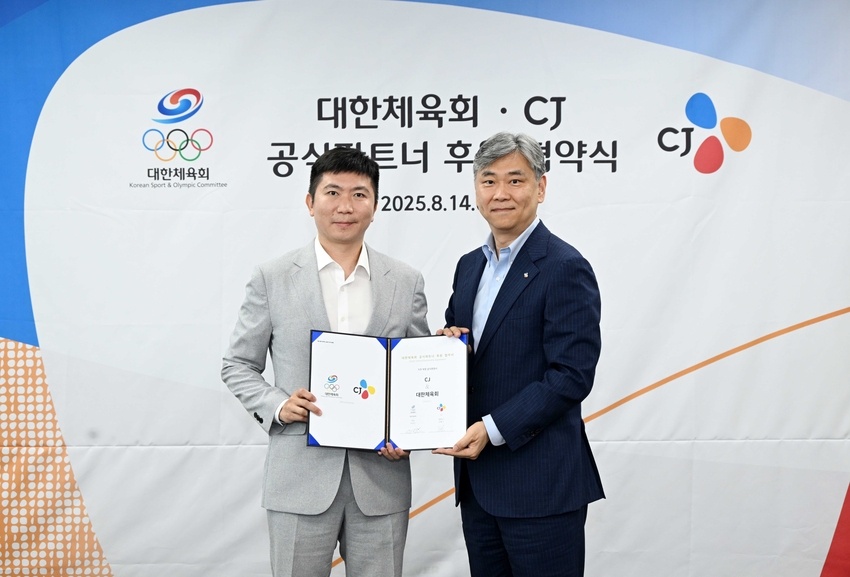 지난 14일 열린 CJ-대한체육회 공식파트너 후원협약식에서 대한체육회 유승민 회장(왼쪽)과 CJ 김홍민 대표이사(오른쪽)가 기념 사진을 찍고 있다. (출처: 대한체육회)