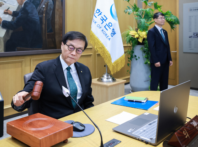 한국은행 이창용 총재가 28일 오전 서울 중구 한국은행에서 열린 금융통화위원회에서 의사봉을 두드리고 있다. (출처: 한국은행)