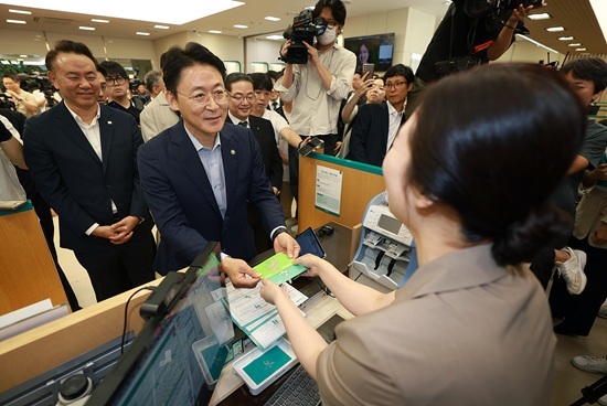  금융위원회 권대영 부위원장이 1일 오전 서울 중구 하나은행 본점 영업점을 방문해 직접 예금상품에 가입하면서 예금자 보호제도에 대한 은행 직원의 설명을 청취했다. (출처: 금융위원회)