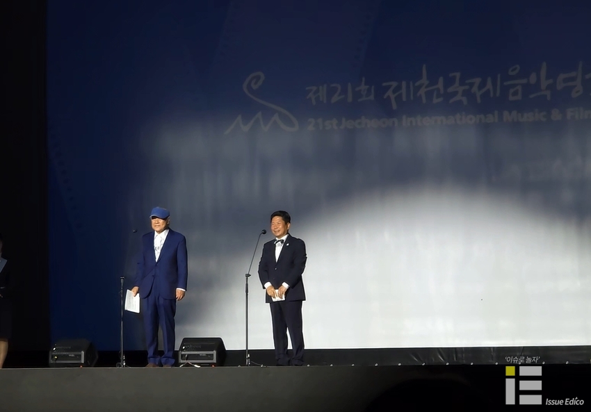 4일 오후 7시 제천비행장 돔 특설무대에서 열린 올해 짐프 개막식에 이장호 조직위원장(왼쪽)과 김창규 제천시장이 무대에서 축사를 하고 있다. 