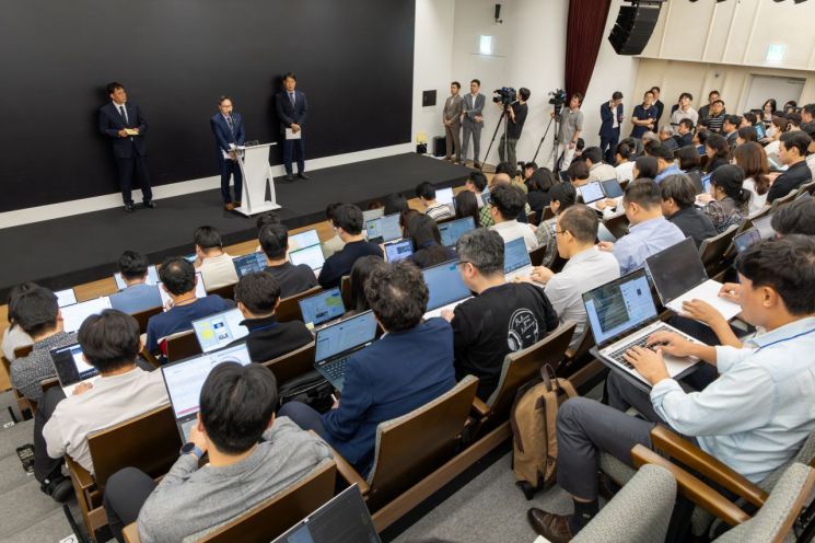 KT 김영섭(가운데) 사장을 비롯한 임직원들이 11일 서울 종로구 KT 광화문빌딩에서 브리핑을 하고 있다. (출처: KT)
