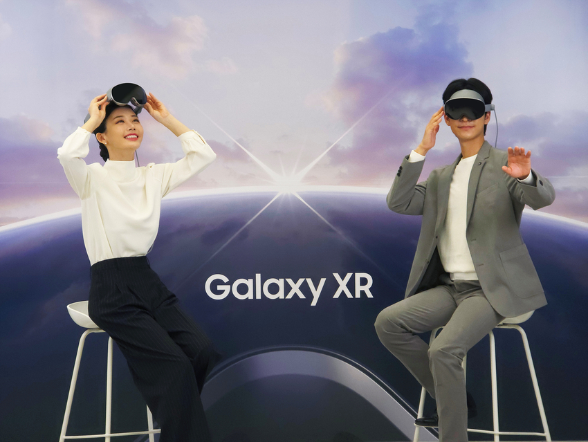 22일 삼성 강남에서 삼성전자 모델들이 새롭게 공개된 '갤럭시 XR'을 소개하고 있다. (출처: 삼성전자)