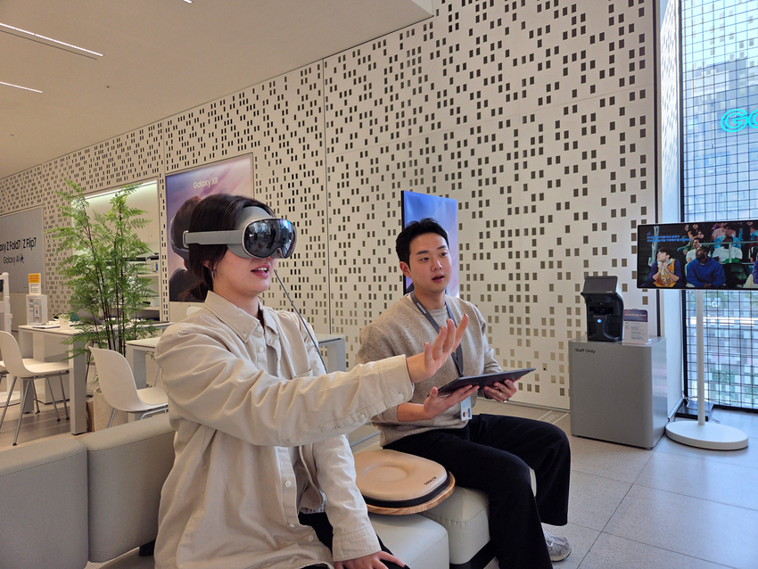 한 고객이 삼성스토어 홍대에서 갤럭시 XR을 체험하고 있다. (출처: 삼성전자)